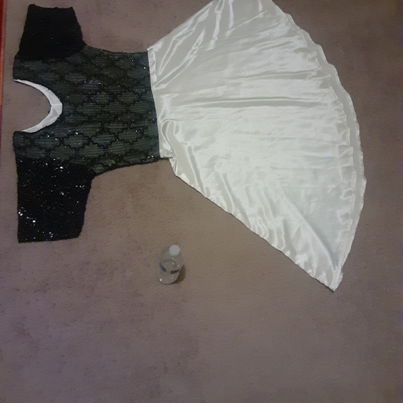 A woman dress block and white color custom made. - Picture 3 of 7